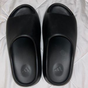 ADIDAS YEEZY SLIDES BLACK size 8 men 10 women